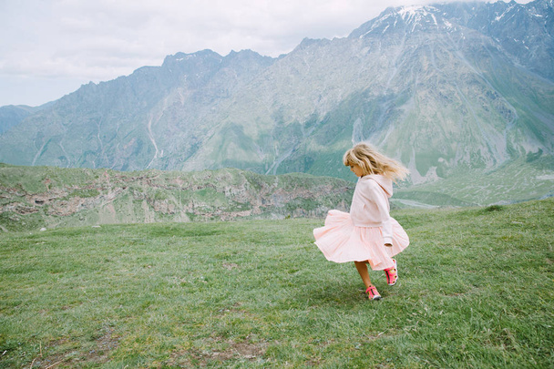 Mała śliczna dziewczyna mieszając w środku doliny w Gruzji - Zdjęcie, obraz