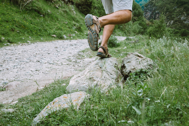 Крупный план мужских ног, идущих в горы
  - Фото, изображение