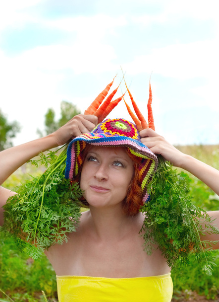 excentrieke vrouw met verse wortel - Foto, afbeelding