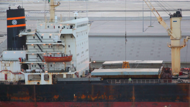 Descarga da barcaça no porto marítimo em Abu Dhabi, Emirados Árabes Unidos, câmera em movimento
 - Filmagem, Vídeo