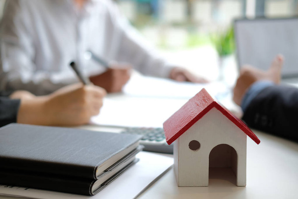 Koppel kopen huurhuis ondertekening hypotheek contract overeenkomst  - Foto, afbeelding