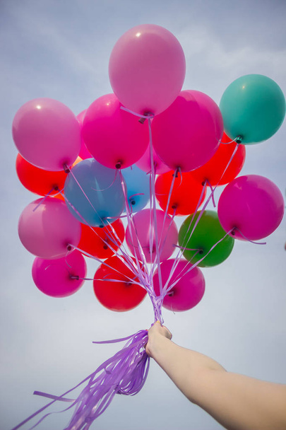 hand holds balloons in the sky - Foto, Imagem