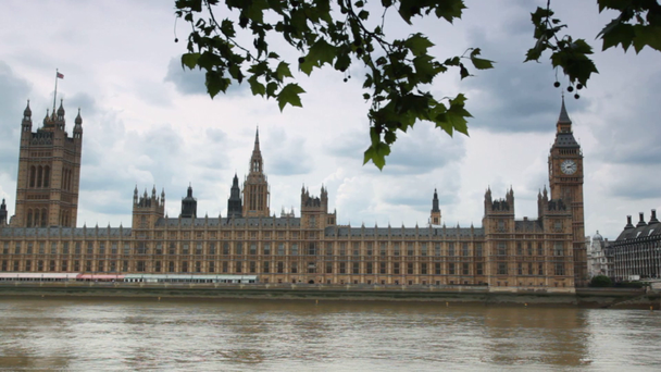 Parlamentsgebäude und großer Ben hinter der Themse - Filmmaterial, Video
