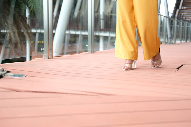 mujer con zapatos de tacón alto caminando en la terraza
 - Foto, imagen