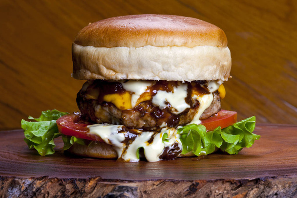 Házi készítésű ínyenc burger ízletes friss összetevőkkel - Fotó, kép