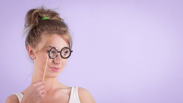 Elegant woman pretending wearing eyeglasses - Foto, afbeelding