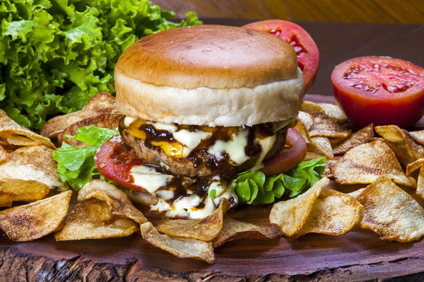 Domowej roboty hamburger dla smakoszy z pysznych świeżych składników - Zdjęcie, obraz