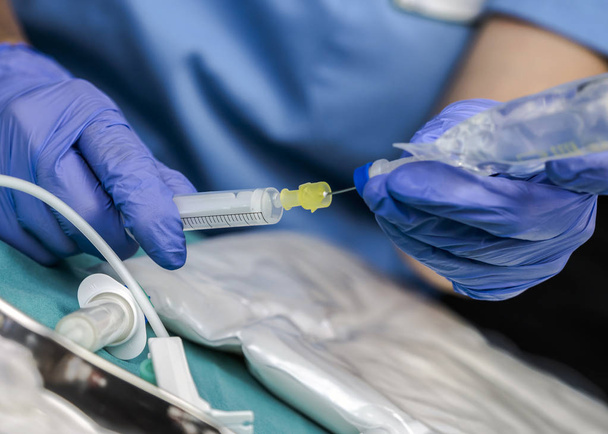 Sairaanhoitaja valmistelee lääkkeitä parenteraaliseen ravitsemukseen sairaalassa, käsitteellinen kuva
 - Valokuva, kuva