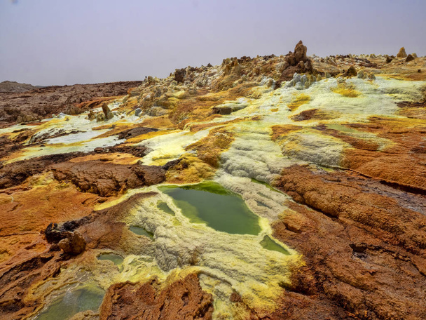 A depressão de Danakil morre cores incrivelmente brilhantes que fazem cristais de sal. Etiópia
 - Foto, Imagem