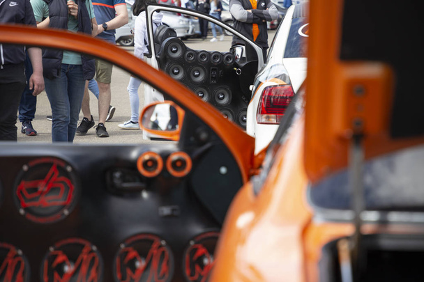 Sintonia carro moderno com sistema de áudio extremamente poderoso. Subwoofer afinação de graves. Tuning show in Russia, Tomsk 2019-06-15
 - Foto, Imagem