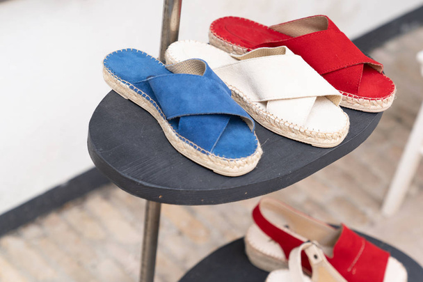 zapatos de mujer moderno colorido francés blanco rojo azul alpargatas para la venta en la calle tienda
 - Foto, Imagen