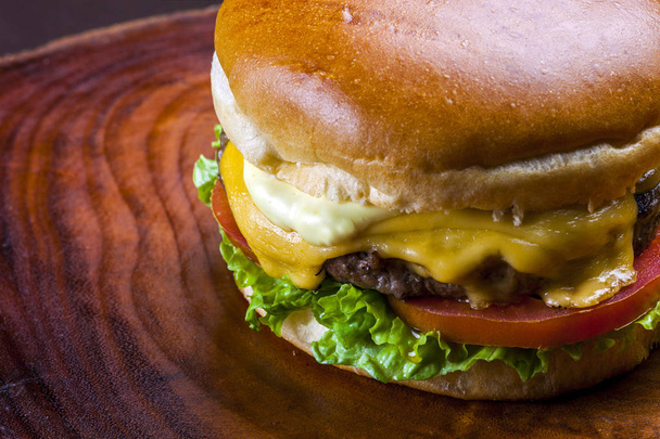 Domowej roboty hamburger dla smakoszy z pysznych świeżych składników - Zdjęcie, obraz