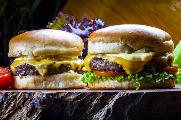 Домашний гамбургер для гурманов с вкусными свежими ингредиентами
 - Фото, изображение