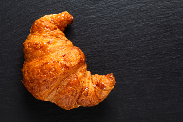 Ruoka käsite ranskalainen croissant musta liuskekivi aluksella kopio spa
 - Valokuva, kuva