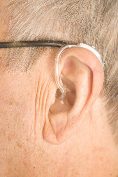 άνθρωπος με ακουστικό βαρηκοΐας - Φωτογραφία, εικόνα