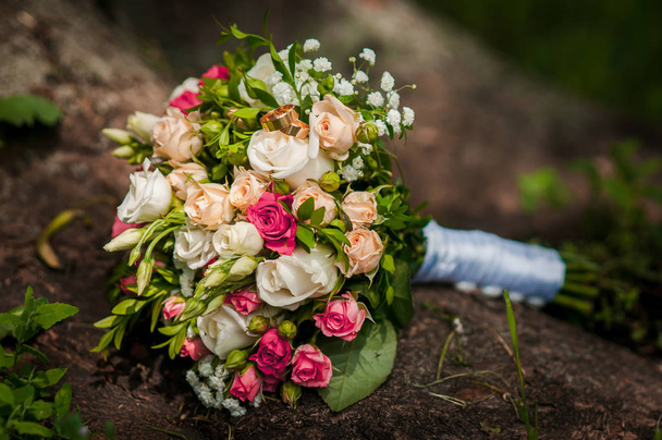 花の花束のゴールドの結婚指輪 - 写真・画像