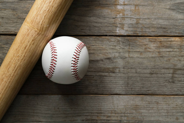 baseball and baseball bat on wooden table background - Foto, Imagem