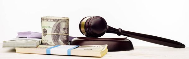 Marteau du juge et paquets de dollars et billets en euros sur une table en bois blanc
 - Photo, image