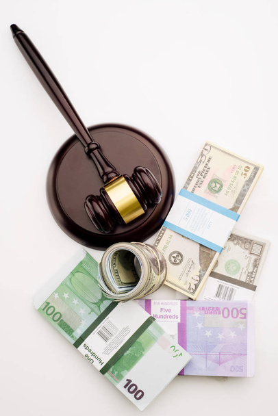 Üst görünüm Yargıç 's tokmak ve beyaz bir arka planda dolar ve Euro banknotlar paketleri - Fotoğraf, Görsel
