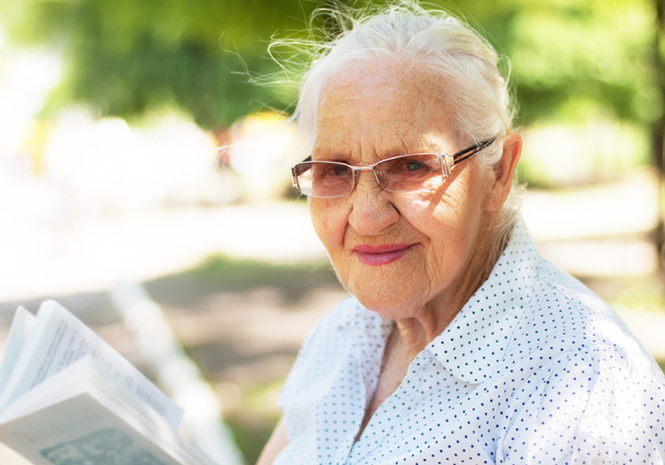 Mulher idosa com livro
 - Foto, Imagem