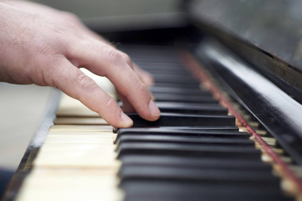 Close-up shot van mannelijke handen op het piano keyboard.                                - Foto, afbeelding