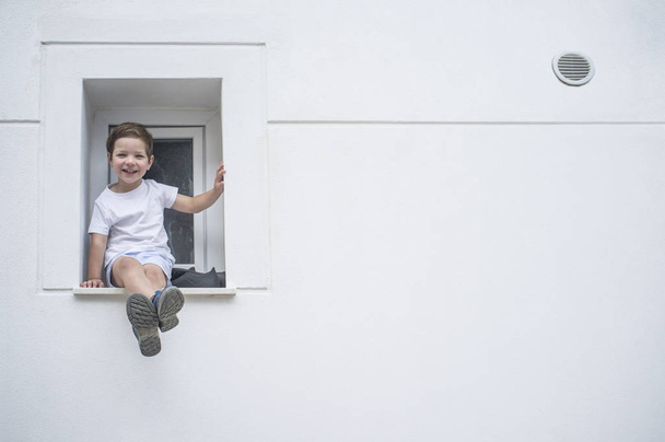 3 yaşındaki çocuk köpük parti açık havada zevk - Fotoğraf, Görsel