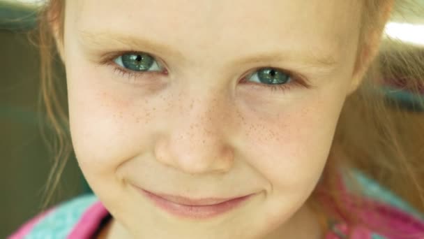 portréja egy gyönyörű mosolygó baba lányok. - Felvétel, videó