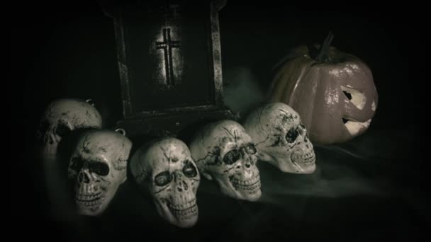 Régi film kinézetét Halloween díszítését koponyák, súlyos és Jack O'Lantern. felső-shot. - Felvétel, videó