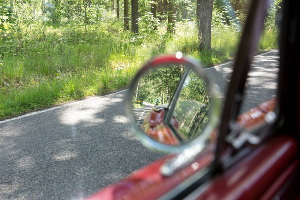 Round rear view mirror outside the retro car. Rear View mirror in the Cabriolet - Foto, Imagem