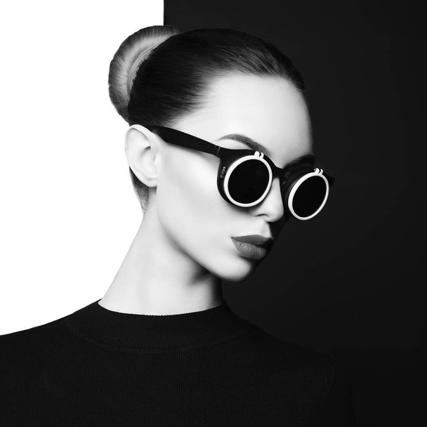 beautiful young woman with black sunglasses - Fotó, kép