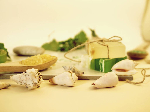 Naturalne mydło, sól morska, gałąź winogron, muszle i kamienie na stole, zabiegi spa, Pielęgnacja ciała - Zdjęcie, obraz