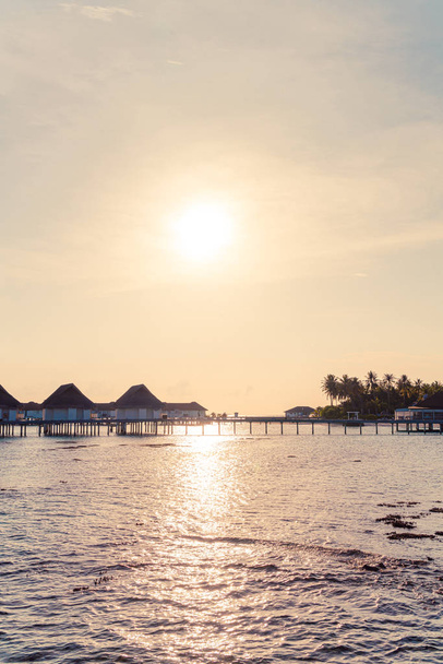 Hermoso complejo tropical de Maldivas hotel e isla con playa a
 - Foto, imagen