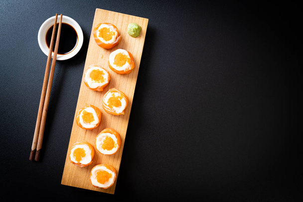 fresh salmon sushi roll with mayonnaise and shrimp egg - Фото, изображение