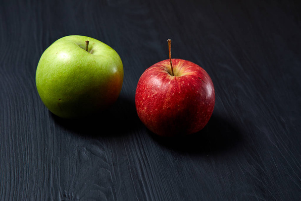 frische Äpfel auf dunklem Hintergrund, Nahaufnahme  - Foto, Bild