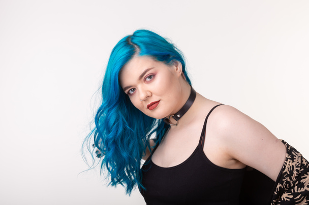 Persone e concetto di moda - Bella donna con i capelli blu posa su sfondo bianco
 - Foto, immagini