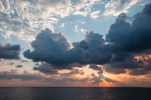 Sea sunset with beautiful clouds - Photo, image