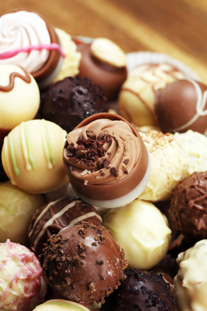 beaucoup de variétés de pralines au chocolat, gourme de confiserie belge
 - Photo, image