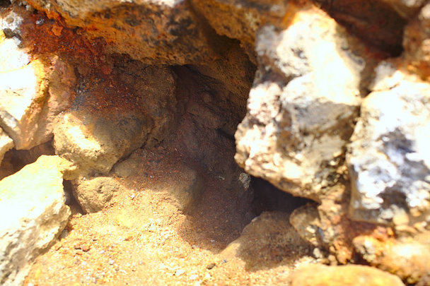 Jeskyně v kráteru sopky, v horách, živočišný Burr - Fotografie, Obrázek