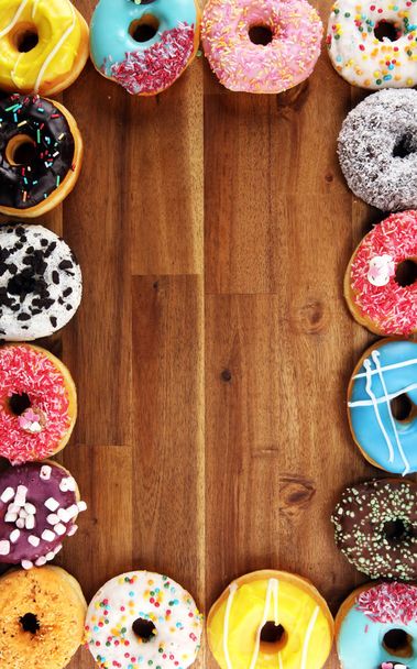 çikolata ile farklı camların içinde Donuts - Fotoğraf, Görsel