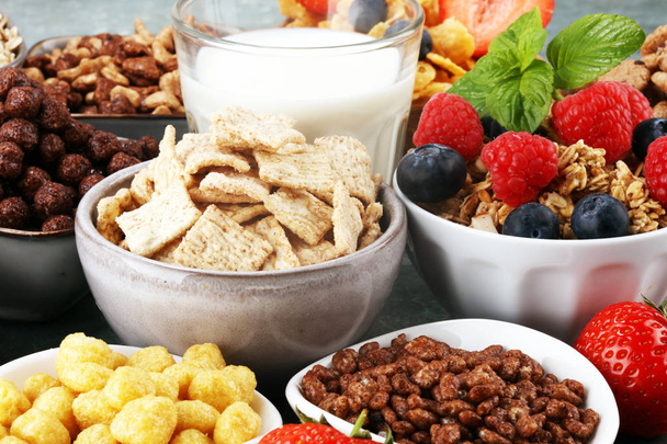 Cereales. Tazones de diversos cereales, bayas y leche para el desayuno
 - Foto, imagen