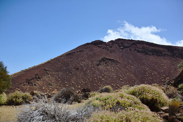 Donkere klif in een nationaal park, in de bergen, landschap met  - Foto, afbeelding