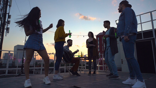 Groupe de six amis dansant à la fête sur le toit. Heure du coucher du soleil
. - Séquence, vidéo