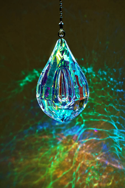 Kristallglasprisma mit Juwelentönen und glitzernden Lichtmustern - Foto, Bild