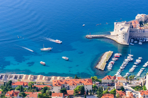 Városnézés Horvátországban. Légifelvételek a dubrovniki Óváros és az Adriai-tenger. Festői kikötő hajók, Dubrovnik Town, Horvátország - Fotó, kép