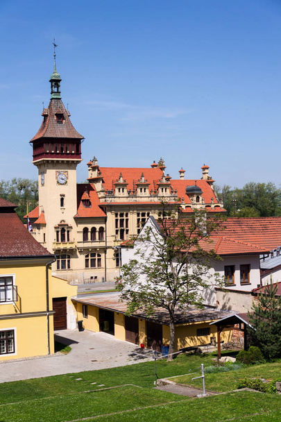 Architektonická podrobnost Napajedlích městské radnice postavená v roce 1903 nedaleko Zlin, Moravy, České republiky, slunného letního dne - Fotografie, Obrázek