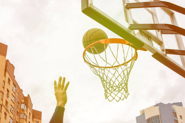 Şehir evlerinin arka planında basketbol sepeti. Sokak baske - Fotoğraf, Görsel