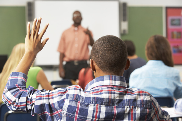 Alumno masculino levantando la mano en clase
 - Foto, imagen