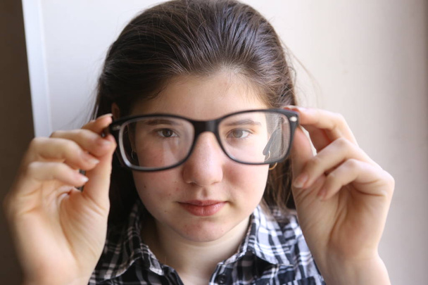 feliz adolescente miope chica con miopía usando nueva vista corrección gafas sonrisa
  - Foto, Imagen