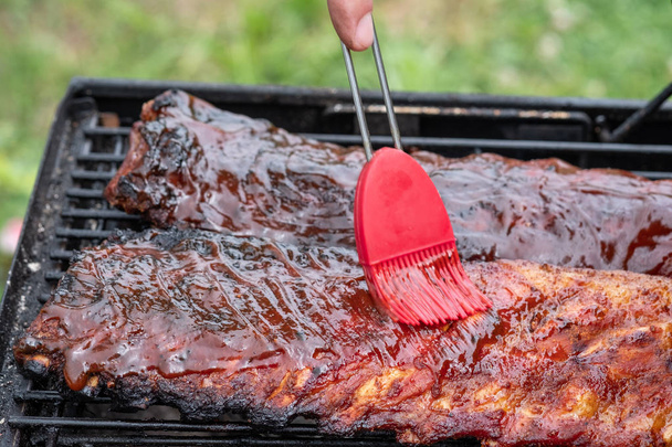 Côtes de porc cuisson sur barbecue grill
 - Photo, image