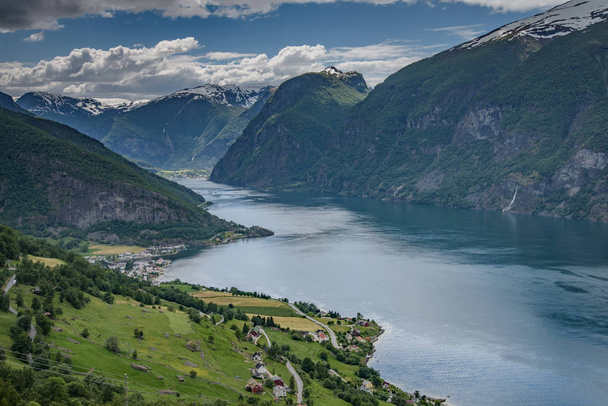 Prachtig uitzicht op de natuur met fjord en bergen. Mooie reflectie. Locatie: Scandinavische bergen, Noorwegen. Artistieke beeld. Beauty World. Het gevoel van volledige vrijheid - Foto, afbeelding